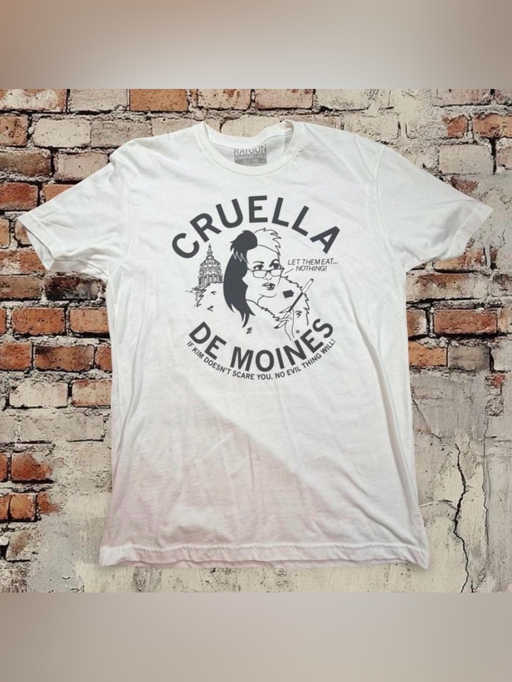 Raygun Cruella De Moines Graphic T-Shirt Men's Large White Iowa Political Humor